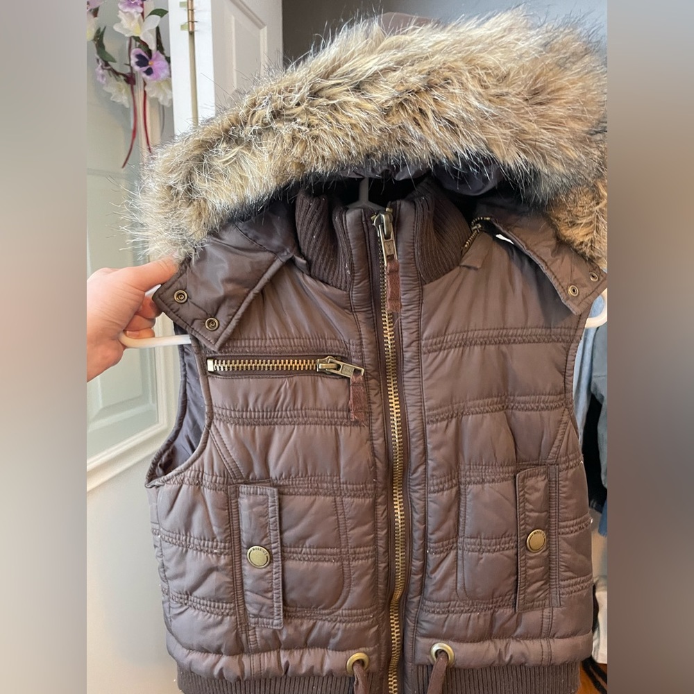 Cropped brown puffy vest!